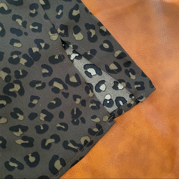 Chelsea & Theodore | Leopard Print Blouse | Button Down | S - Picture 4 of 7